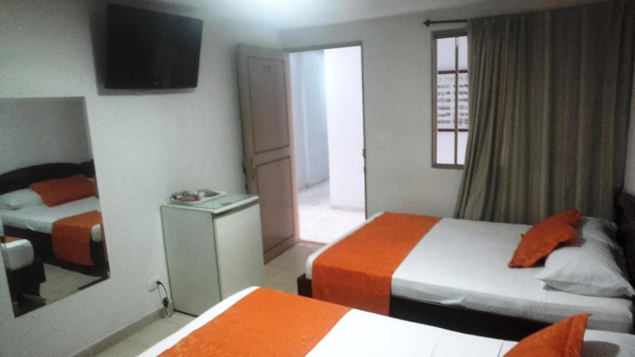 hypo-allergenic bedding, minibar, desk, free wifi