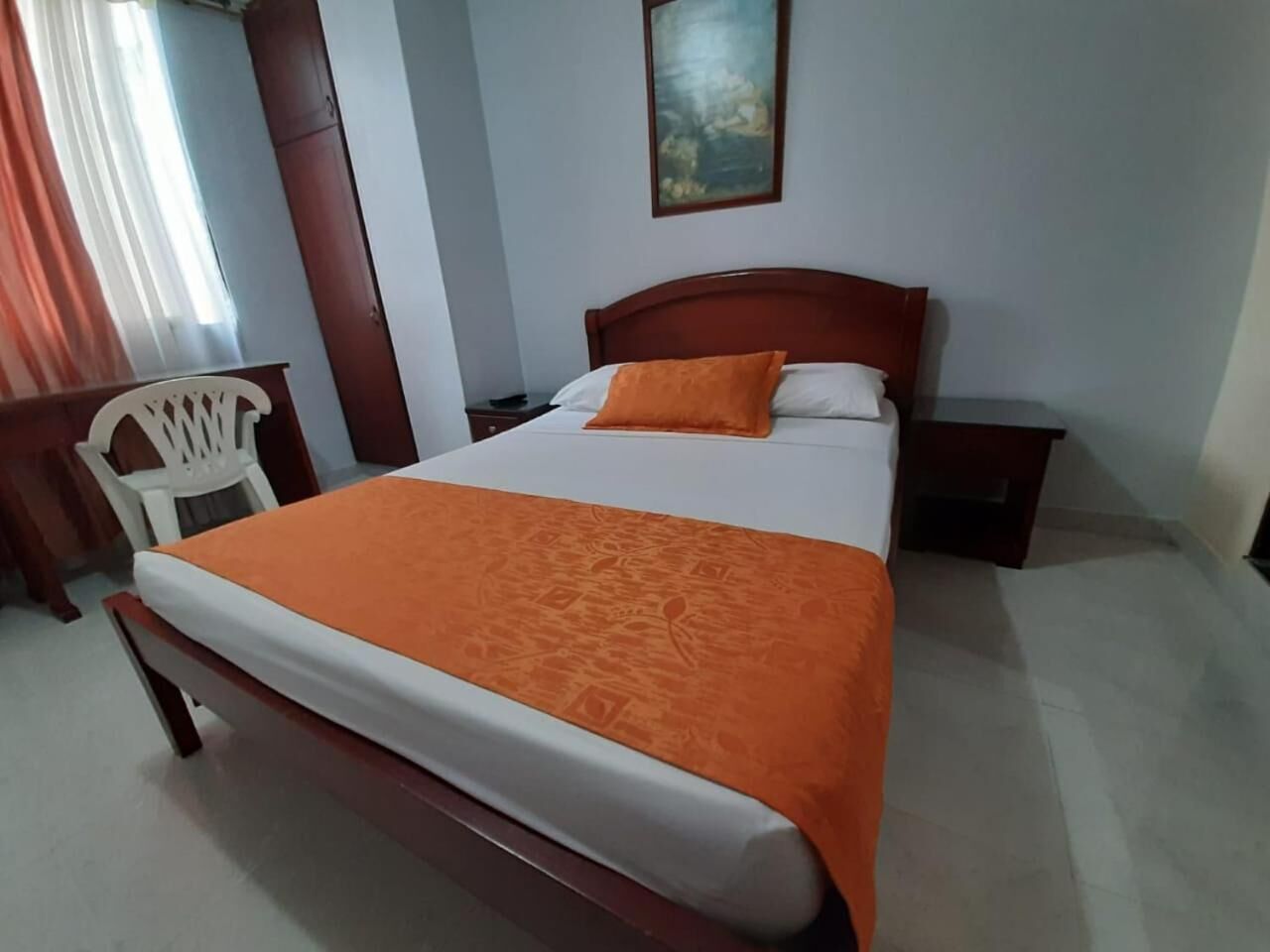 Ropa de cama hipoalergénica, minibar, escritorio y wifi gratis 