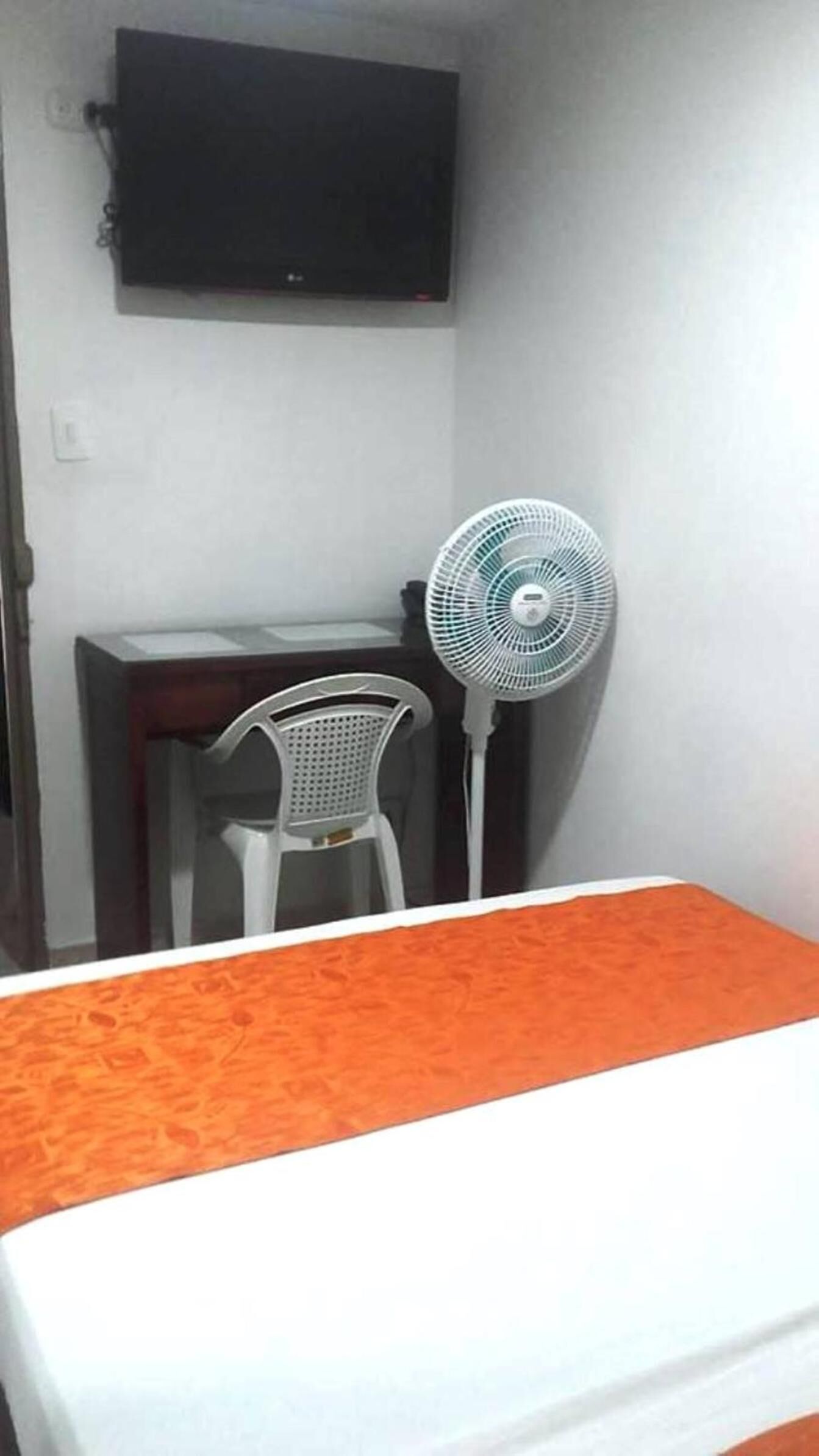 hypo-allergenic bedding, minibar, desk, free wifi