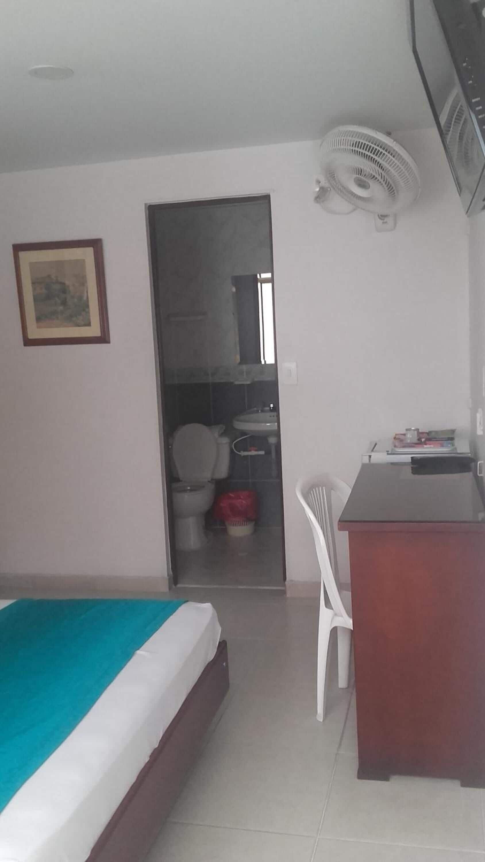 hypo-allergenic bedding, minibar, desk, free wifi