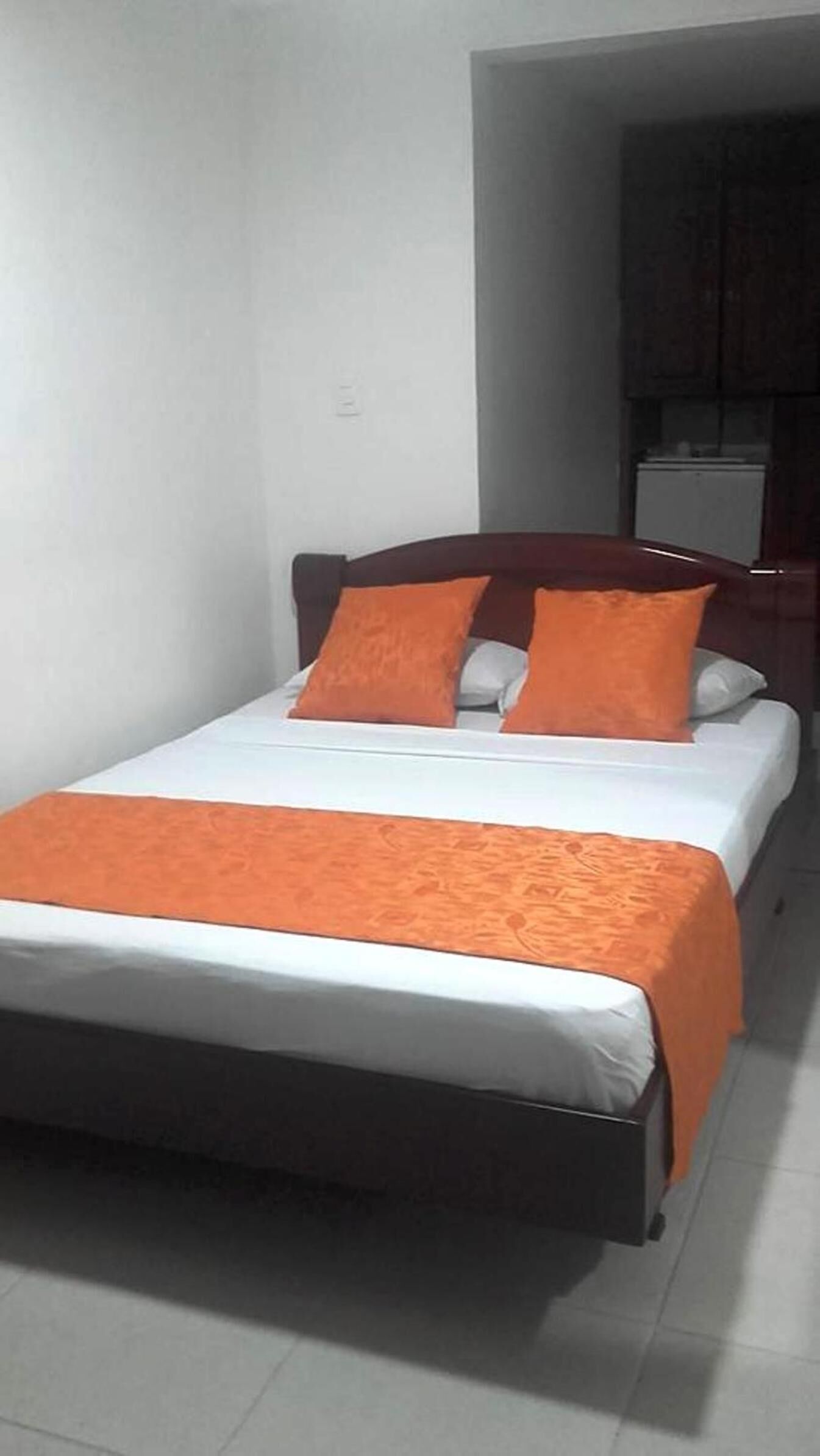 hypo-allergenic bedding, minibar, desk, free wifi