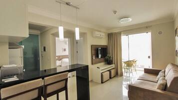 Apartamento, 1 quarto | Sala de estar | TV de tela plana 20 polegadas com canais a cabo, TV