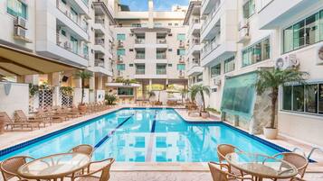 Piscina interna, piscina externa, guarda-sóis, espreguiçadeiras