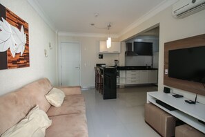 อพาร์ทเมนท์, 1 ห้องนอน | ห้องนั่งเล่น | ทีวีจอแบน 20 นิ้ว พร้อมช่องเคเบิล, ทีวี