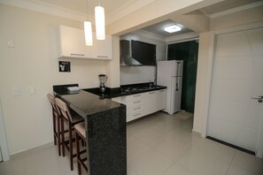 Apartment, 1 Bedroom | Private kitchen | Fridge, microwave, oven, stovetop - Aluguel Apartamento 1 quarto Summer Beach 076A (Bombinhas)