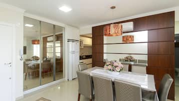 Apartamento, 2 quartos | Área de estar | TV de tela plana