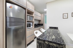 Departamento | Cocina privada | Refrigerador, microondas y utensilios de cocina 