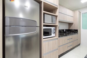 Appartement | Cuisine privée | Réfrigérateur, four à micro-ondes, vaisselle et ustensiles