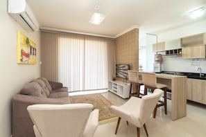 Apartamento, 3 quartos | Sala de estar | TV de tela plana