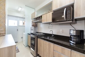 Apartment, 3 Bedrooms | Private kitchen | Fridge, microwave, oven, stovetop - Aluguel Apartamento 3 quartos 1 suite 393 (Bombinhas)