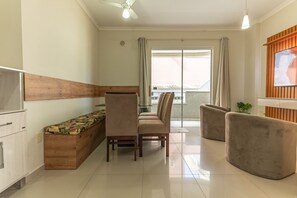 Apartamento, 3 quartos | Área de estar | TV de tela plana