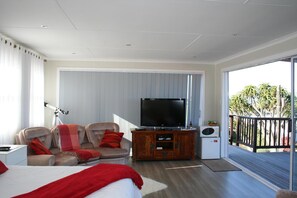 Premium bedding, individually decorated, individually furnished, desk