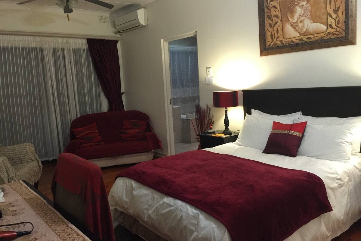 Habitación doble de lujo | Ropa de cama de alta calidad y escritorio 