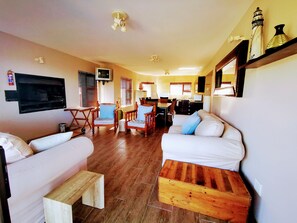 Lobby sitting area - Cove View Bed & Breakfast (East London)