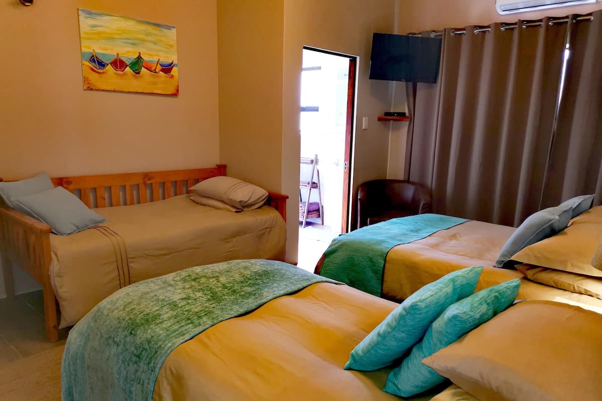 Phòng dành cho gia đình | Chăn bông, nệm cao su hoạt tính (memory foam), két bảo mật tại phòng