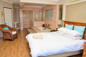 Down duvets, memory-foam beds, in-room safe, laptop workspace - Cove View Bed & Breakfast (East London)
