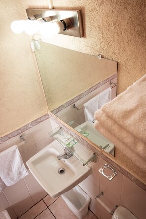 Douche, serviettes fournies, savon, shampoing