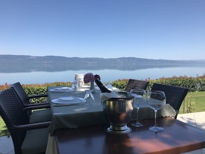 Petit-déjeuner, déjeuner et dîner servis sur place