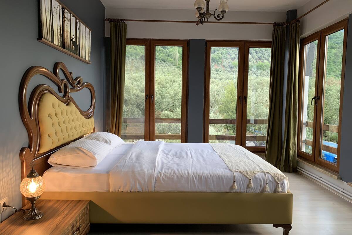 Family Triple Room | Minibar, free cribs/infant beds, bed sheets