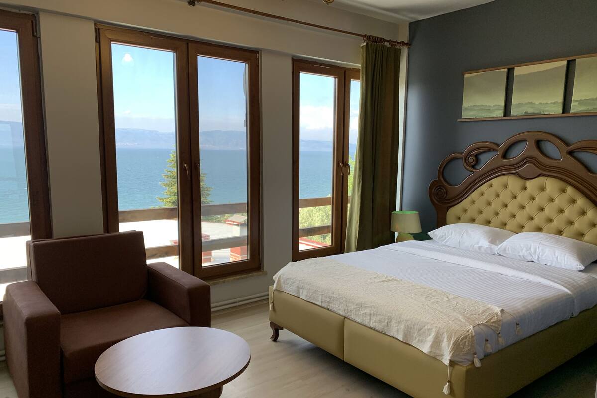 Comfort Room | Minibar, free cribs/infant beds, bed sheets