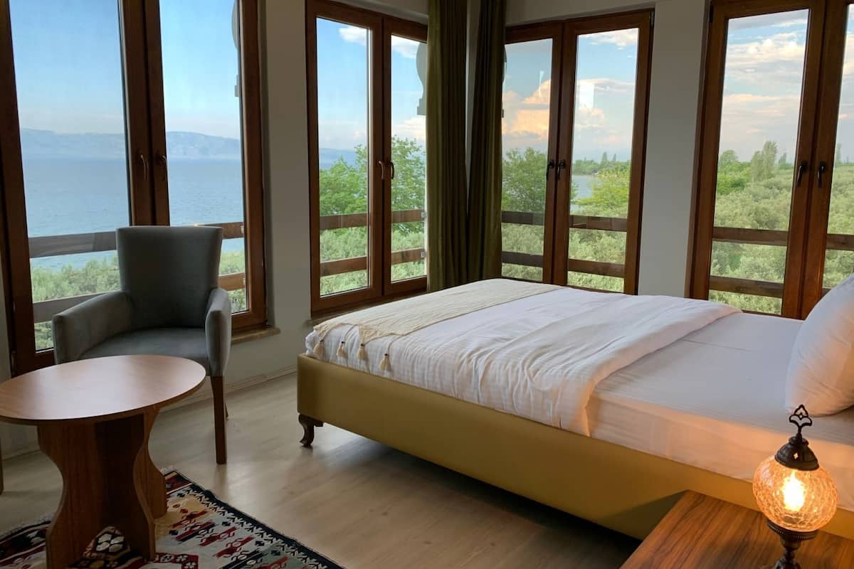 Minibar, free cots/infant beds, bed sheets