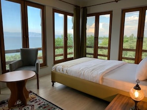 Deluxe Room | Minibar, free cribs/infant beds, bed sheets