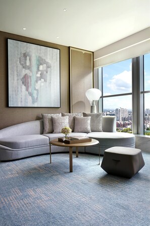 Superior-sviitti, 1 suuri parisänky (Deluxe Junior) | Minibaari, tallelokero huoneessa, työpöytä, pimennysverhot