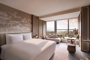 Huone, 1 suuri parisänky (Grand Deluxe King Room) | Minibaari, tallelokero huoneessa, työpöytä, pimennysverhot