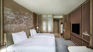 Une chambre d’hôtel avec un grand lit, une télévision et une armoire.
