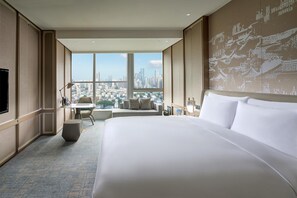 Kamer, 1 kingsize bed (Deluxe King Room) | Een minibar, een kluis op de kamer, een bureau, verduisterende gordijnen