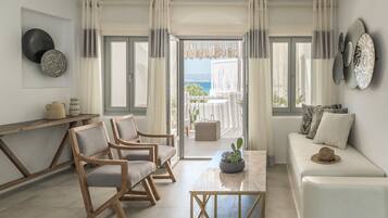 Premium-Villa, eigener Pool | Wohnbereich | 35-Zoll-Plasmafernseher mit Digitalempfang, Fernseher, Pay-TV