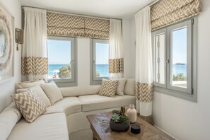 Suite panoramique, baignoire à remous, vue sur la mer | Aire de séjour | Téléviseur au plasma de 35 po avec télévision numérique, téléviseur