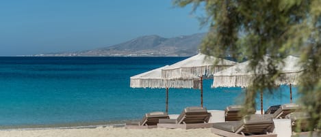 Aan het strand, ligstoelen aan het strand, parasols