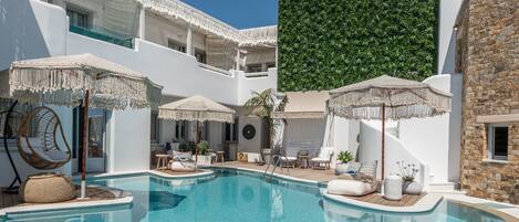 Piscina externa, funciona das 8h às 20h, guarda-sóis, espreguiçadeiras