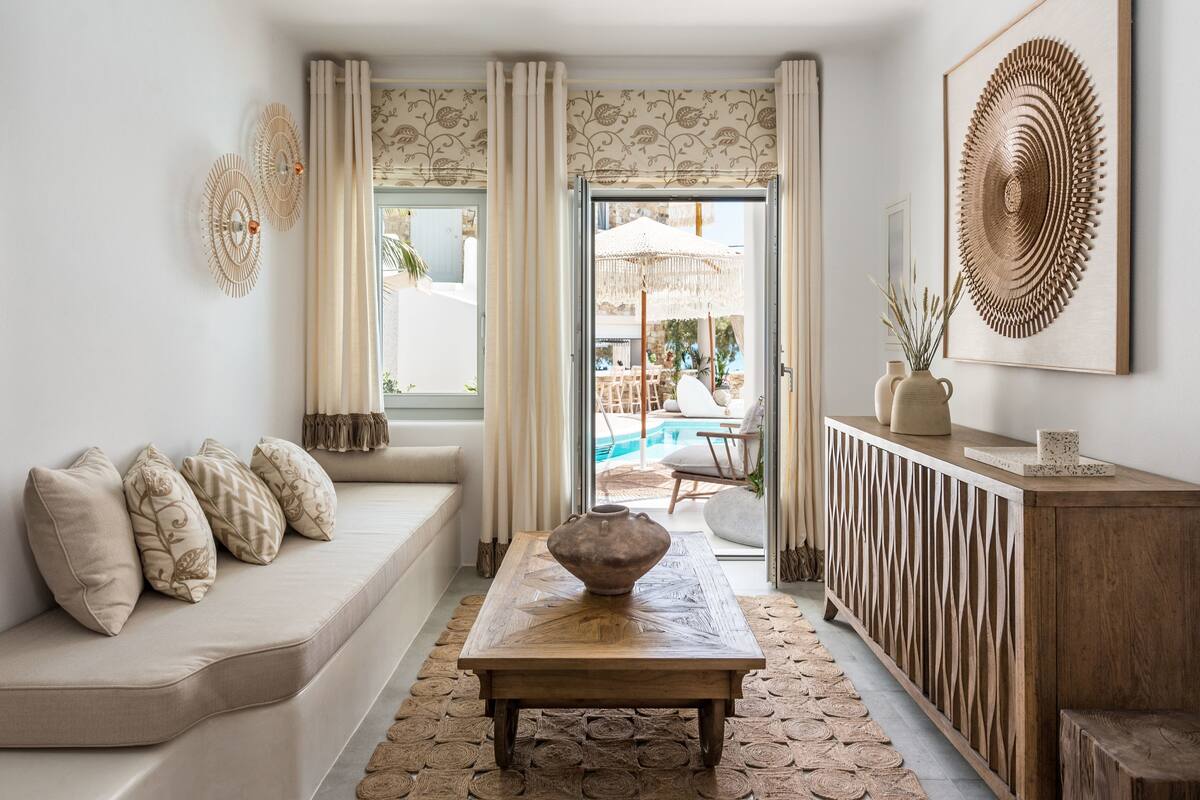 Un salon avec un canapé, une table basse en bois et un vase décoratif.