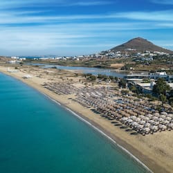 在海滩、白沙、沙滩椅、海滩遮阳伞