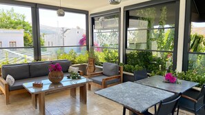 Phòng Deluxe, hiên | Khu phòng khách | TV LCD