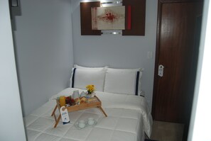 Quarto duplo luxo | Banheiro | Chuveiro, chuveiro com efeito de chuva, produtos de toalete grátis 