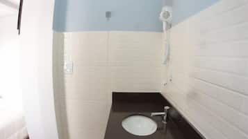 Habitación Premium | Baño | Ducha y cabezal de ducha tipo lluvia
