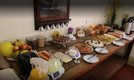 Free daily buffet breakfast . Santo Antonio Hotel