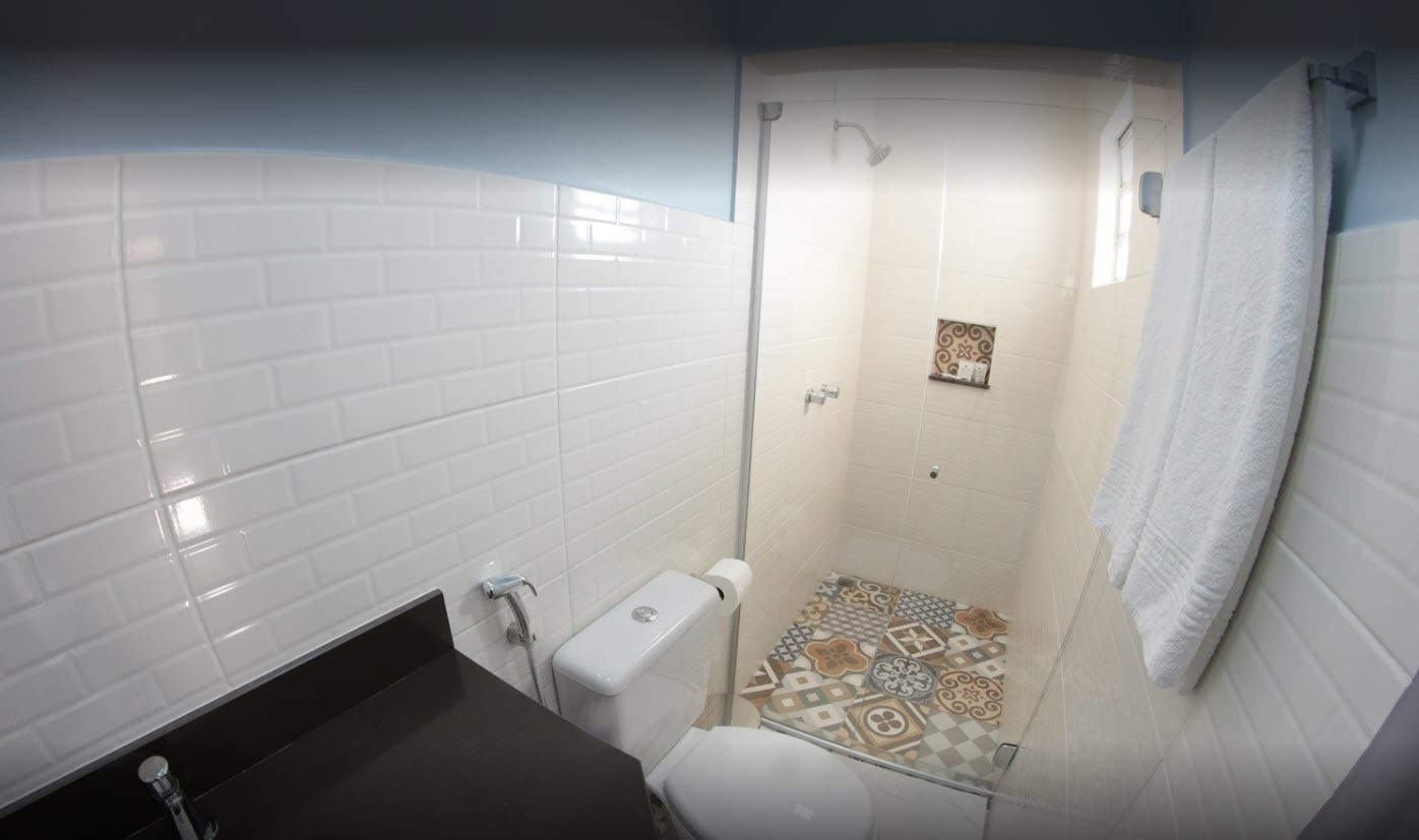 Premium-rum | Badrum | Dusch, regndusch, gratis toalettartiklar och hårtork