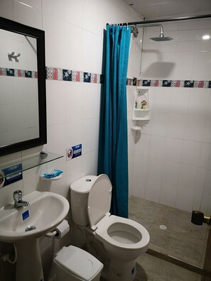 Shower, rainfall showerhead, free toiletries, towels - Hotel Mare Mare Inn (San Andrés)