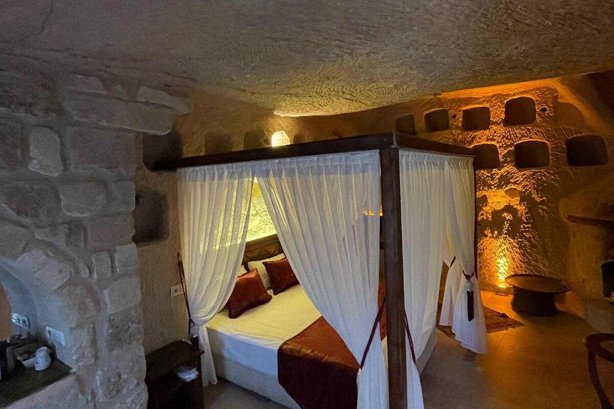 Blackout drapes, WiFi (free), bed sheets