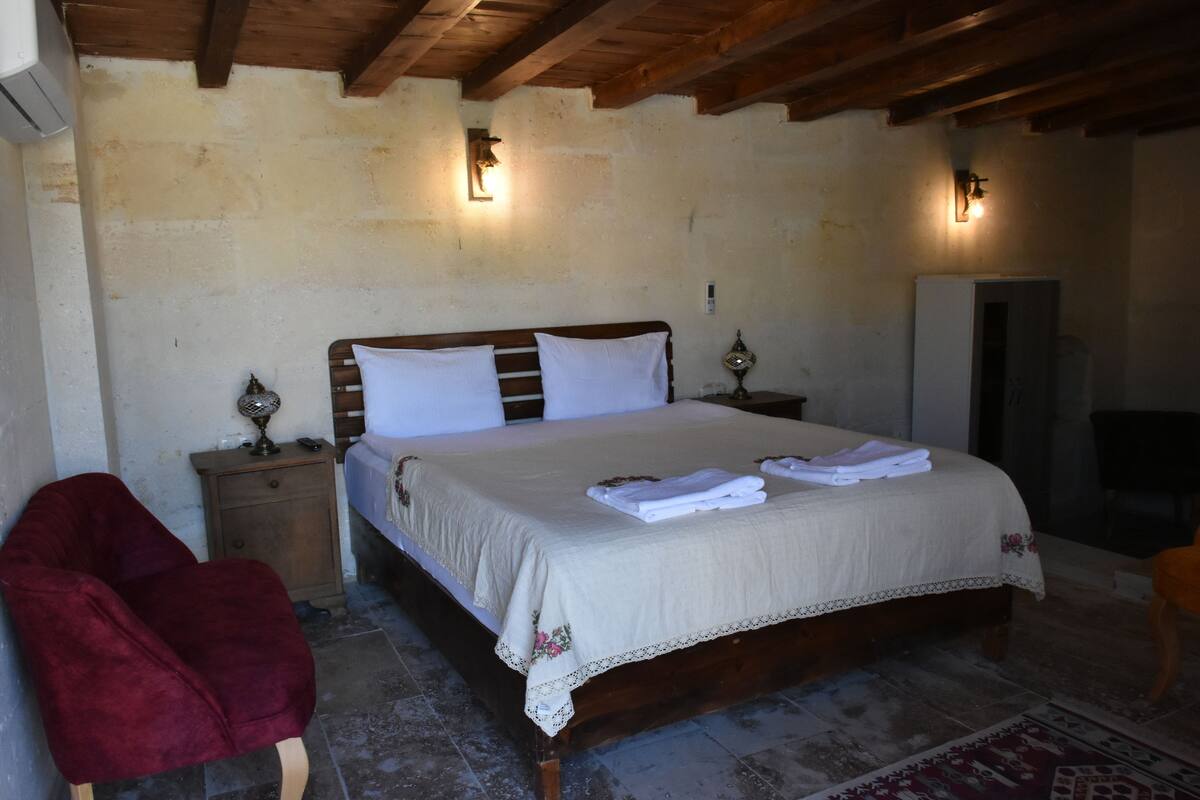 Royal Triple Room | Blackout drapes, WiFi (free), bed sheets