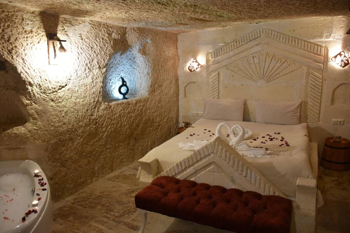 Honeymoon Double Room, Jetted Tub | Blackout drapes, WiFi (free), bed sheets