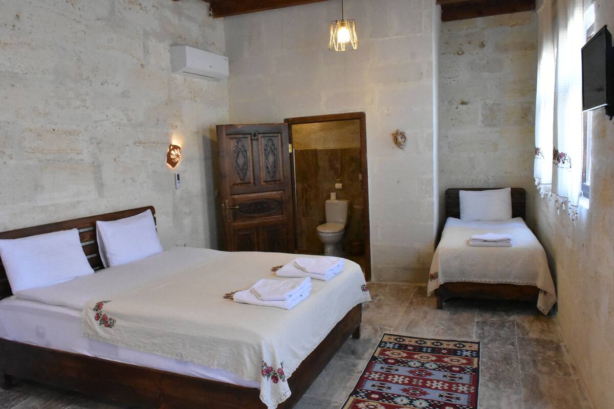 Family Triple Room | Blackout drapes, WiFi (free), bed sheets
