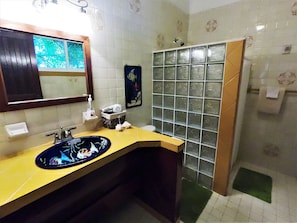 Habitación individual familiar | Baño | Regadera, regadera tipo lluvia, toallas, jabón