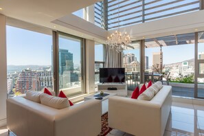 Royal Ρετιρέ, 2 Υπνοδωμάτια, Κουζίνα, Θέα στη Θάλασσα | Περιοχή καθιστικού | Τηλεόραση Smart 55 ιντσών με δορυφορικά κανάλια, τηλεοράσεις, Netflix