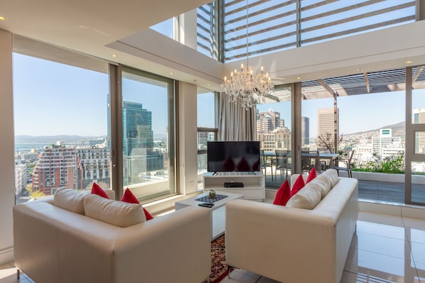 Penthouse Royal, 2 chambres, cuisine, vue océan | Coin séjour | TV connectée de 55 pouces avec chaînes par satellite, télévision