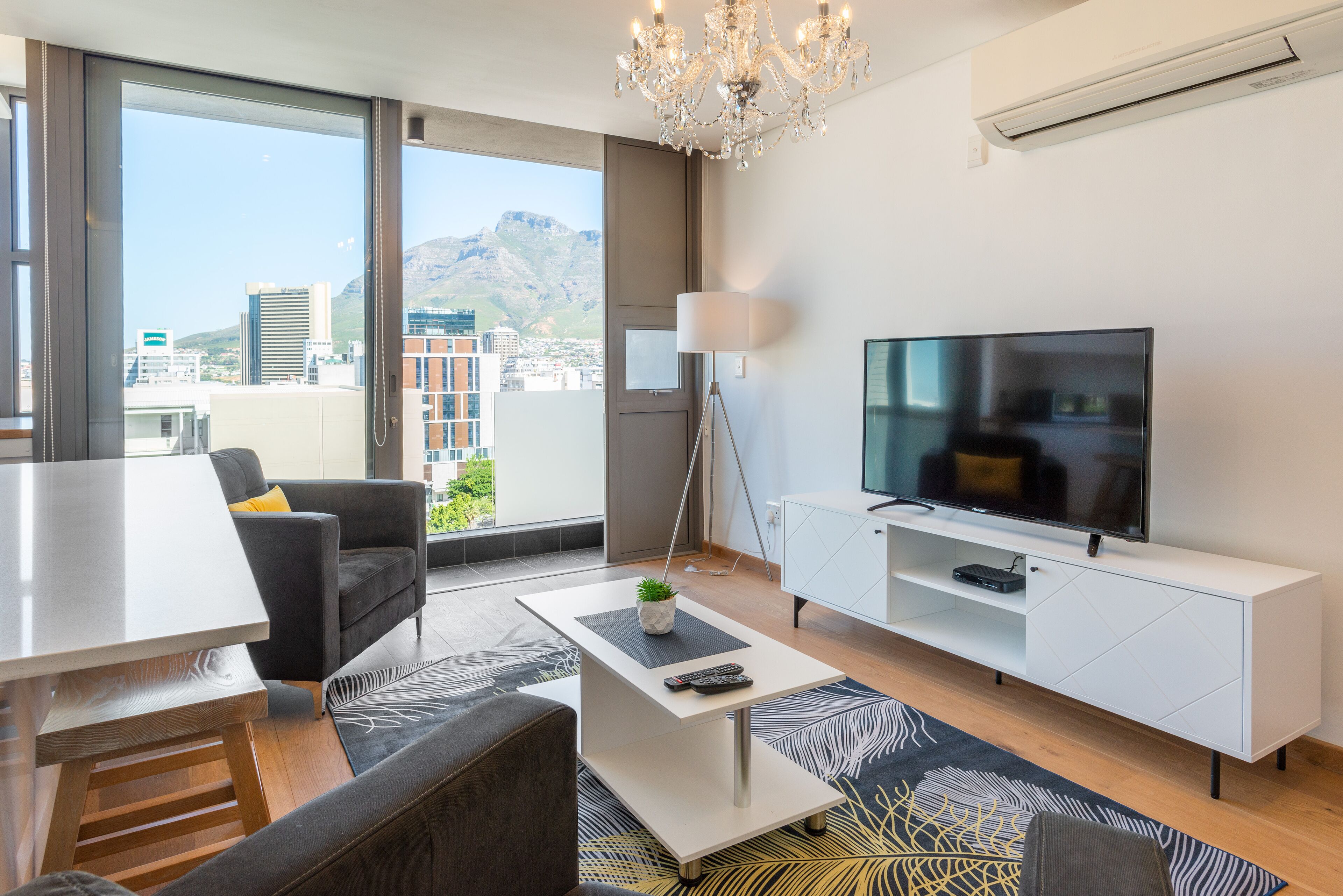 奢華套房, 1 間臥室, 廚房, 山景 | 客廳 | 55 吋智能電視連衛星電視頻道、電視、Netflix